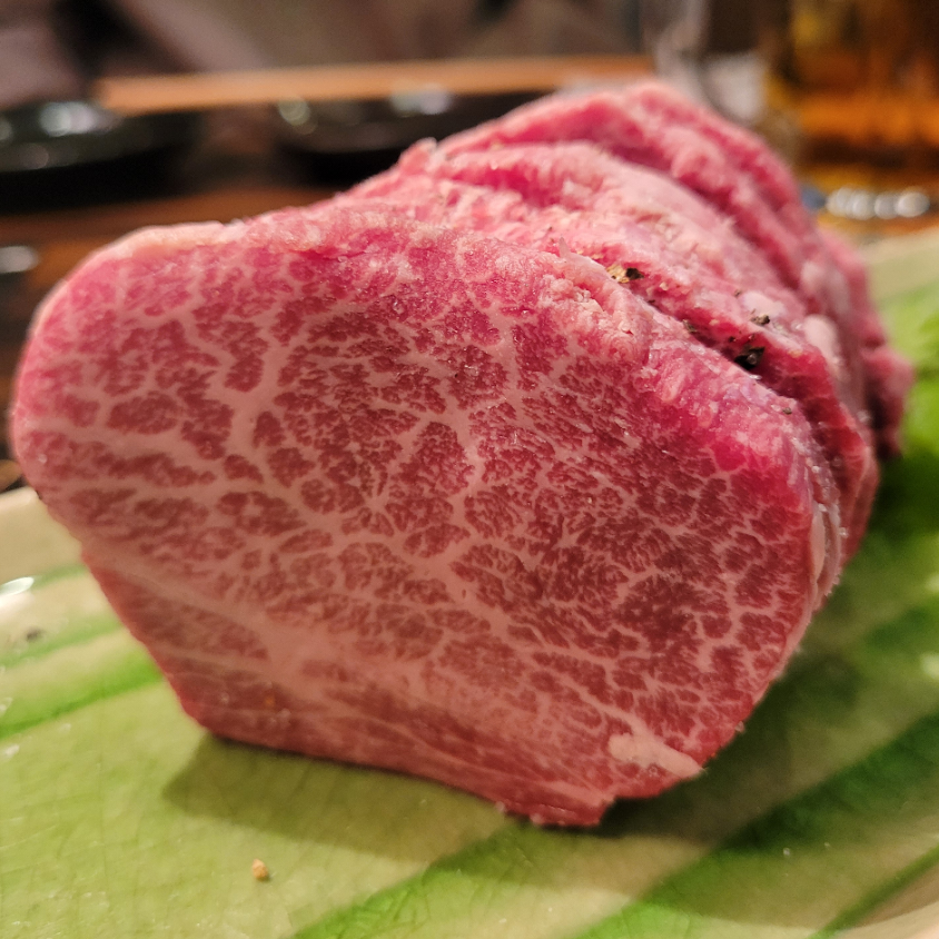 お菓子は箸で食べる